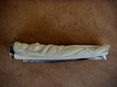 Exemple de sculpture en ivoire sur manche de couteau .