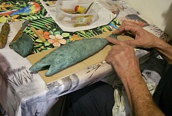 Création d'un requin blanc en cire pour réaliser un bronze.