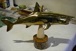 Requin en bronze doré fini , support en ivoire.